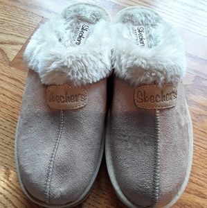 Women`s Sketchers slip on faux fur